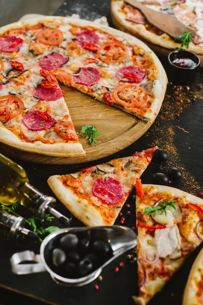 Muchos Tipos Sabrosas Pizzas Sobre Fondo Negro Flatlay Copiar Espacio — Foto de Stock