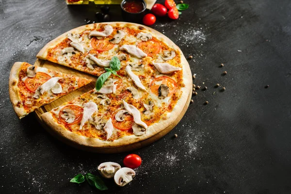Sabrosa Pizza Con Carne Pollo Sobre Fondo Negro — Foto de Stock