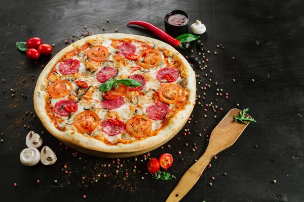 Sabrosa Pizza Con Salami Queso Sobre Fondo Negro — Foto de Stock