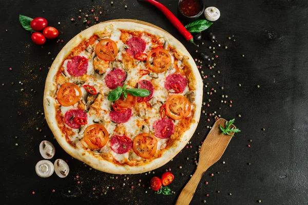 Sabrosa Pizza Con Salami Queso Sobre Fondo Negro — Foto de Stock