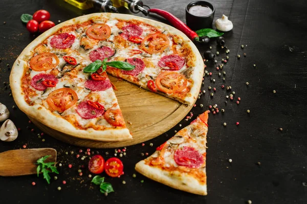 Sabrosa Pizza Con Salami Queso Sobre Fondo Negro — Foto de Stock