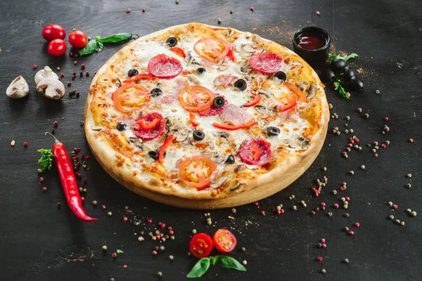 Deliciosa Pizza Clásica Carne Sobre Fondo Negro — Foto de Stock