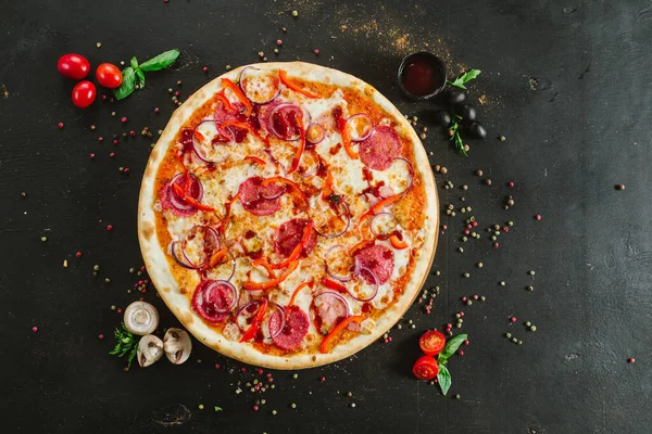 Deliciosa Pizza Clásica Carne Sobre Fondo Negro — Foto de Stock