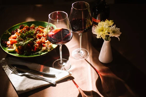 와인을 식탁에서 맛있는 — 스톡 사진