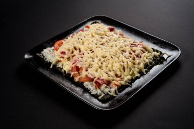 Siyah üzerine sushi pizza.