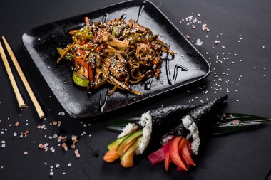 Etli baharatlı erişte, geleneksel Aisan yemeği.