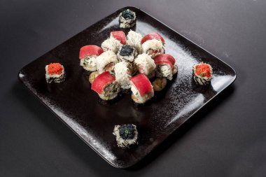 Büyük bir suşi seti.