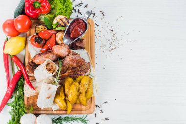 Sebze garnitürlü ızgara sosis. Üst görünüm