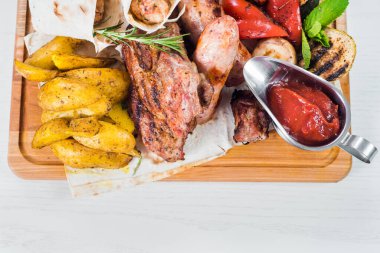 Sebze garnitürlü ızgara sosis. Üst görünüm