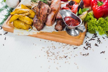 Sebze garnitürlü ızgara sosis. Üst görünüm