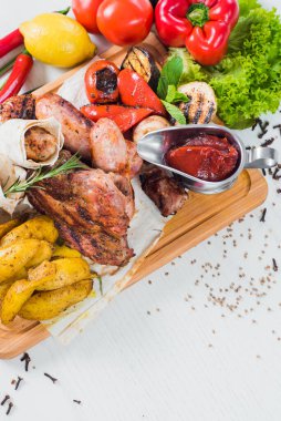 Sebze garnitürlü ızgara sosis. Üst görünüm