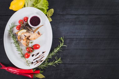 Kızarmış balık ve sebze.