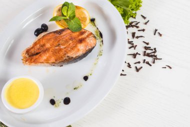 Limon soslu kızarmış somon bifteği.