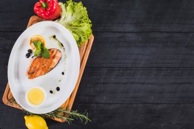 Limon soslu kızarmış somon bifteği.