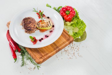 Meyveli ızgara biftek tabağı.