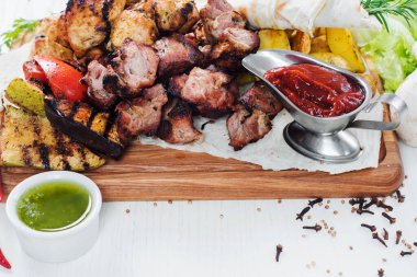 Kızarmış patates ve sebzeli ızgara şiş kebap. Üst görünüm
