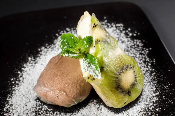Мороженое Kiwi Ломтиками Киви Листьями Мяты Черном Фоне — стоковое фото