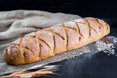 Tahta arka planda fındıklı diyet ekmek