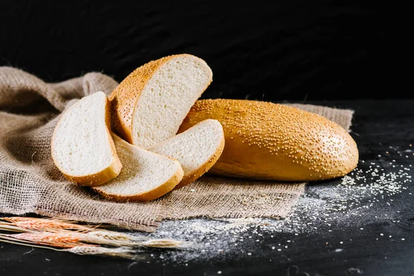 Pain Frais Sucré Avec Des Ingrédients Sur Fond Bois Noir — Photo