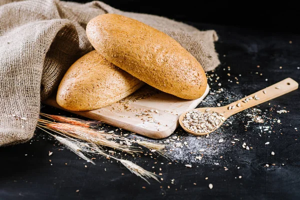 Pain Frais Sucré Avec Des Ingrédients Sur Fond Bois Noir — Photo