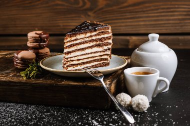 Siyah arka planda bir parça çikolatalı kek. Tatlı tatlı