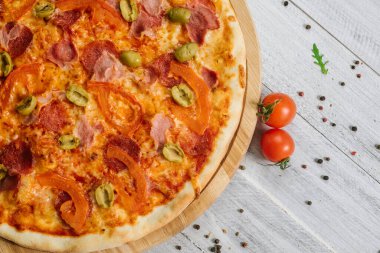 Beyaz ahşap arka planda mozarella, salam ve zeytinli lezzetli pizza Chachatore.