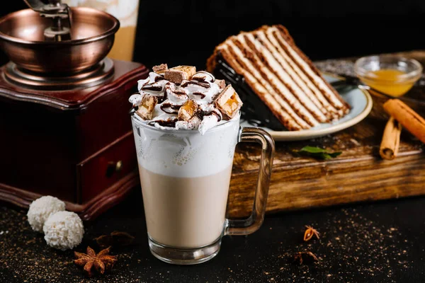 Üveg Csésze Kávé Tejszínnel Csokoládéval Fekete Alapon — Stock Fotó