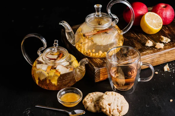 Glas Tekannor Med Frukt Sammansättning Svart Bakgrund — Stockfoto