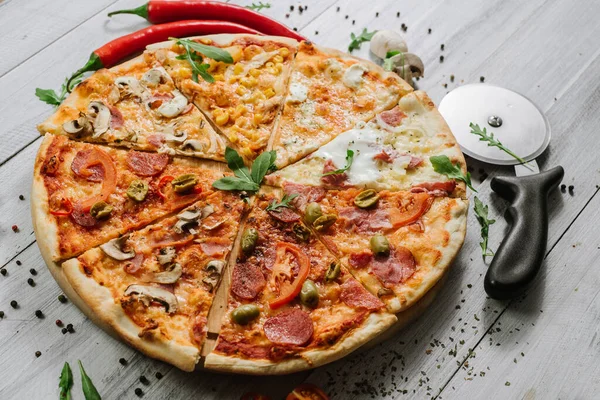Una Rebanada Diferentes Tipos Pizza Una Pieza Redondeada Sobre Fondo — Foto de Stock