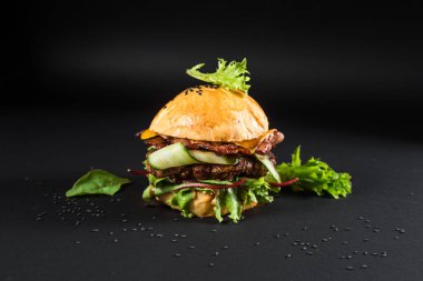 Izgara etli, peynirli, domatesli leziz hamburgerler.