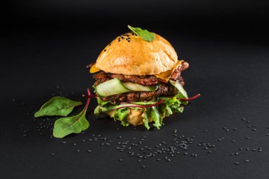 Izgara etli, peynirli, domatesli leziz hamburgerler.