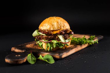 Izgara etli, peynirli, domatesli leziz hamburgerler.