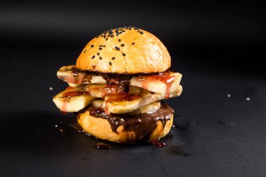 Muzlu ve çikolatalı hamburgerler siyah arka planda.