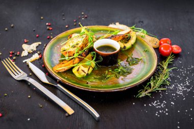 Siyah arka planda yeşil tabakta otlu ızgara et yemeği. Üst Manzara. Boşluğu kopyala