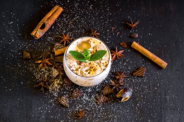 Siyah arka planda çikolatalı süt kokteyli.