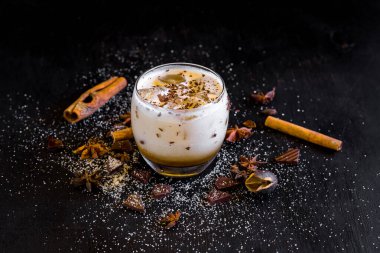 Siyah arka planda çikolatalı süt kokteyli.