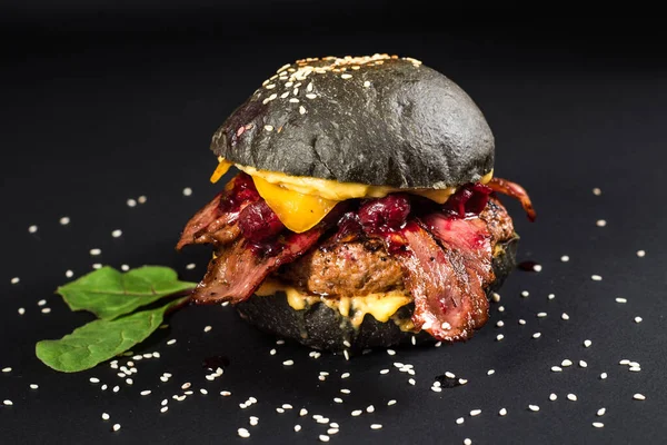 Köfteli, pastırmalı, peynirli ve vişneli lezzetli siyah hamburger.