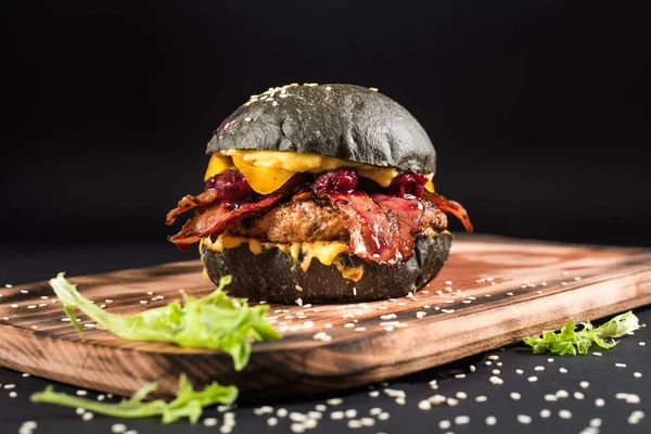 Köfteli, pastırmalı, peynirli ve vişneli lezzetli siyah hamburger.
