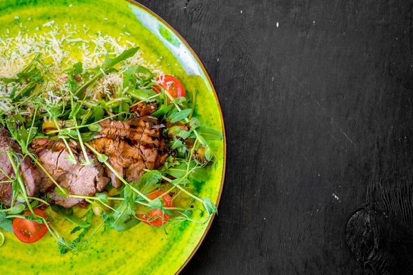 Plat Viande Grillé Avec Des Herbes Dans Une Assiette Verte — Photo