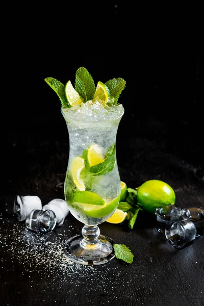 Mojito Fresco Com Gelo Limão Sobre Fundo Preto — Fotografia de Stock