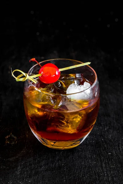 黒を基調とした氷と桜のウイスキーのグラス — ストック写真