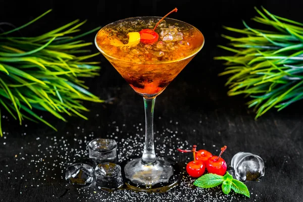 Sladký Pomerančový Koktejl Třešní Ledem Černém Pozadí — Stock fotografie