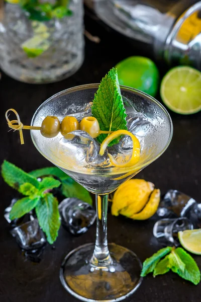 Cocktail Fresco Trasparente Con Olive Fondo Nero — Foto Stock