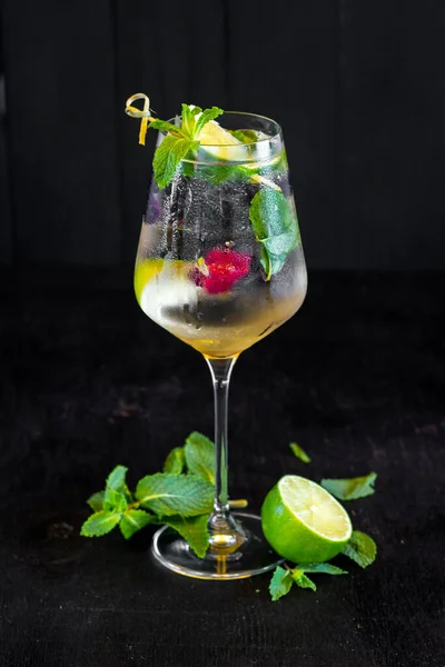Cocktail Fresco Com Limão Cereja Sobre Fundo Preto — Fotografia de Stock