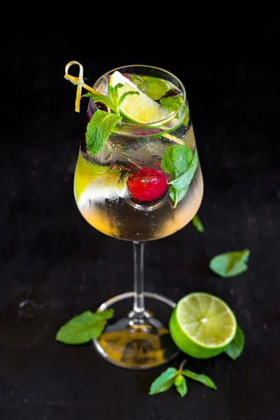 Cocktail Fresco Com Limão Cereja Sobre Fundo Preto — Fotografia de Stock