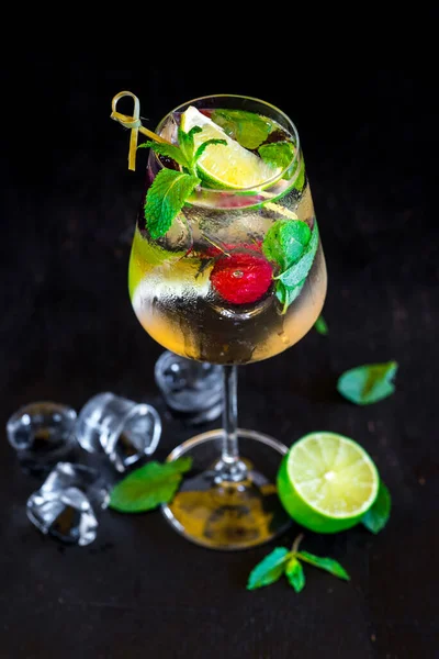 Cocktail Fresco Com Limão Cereja Sobre Fundo Preto — Fotografia de Stock