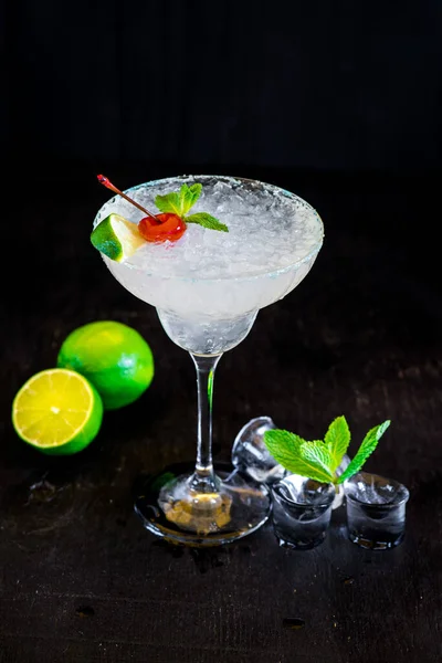 Witte Cocktail Met Kers Zwarte Achtergrond — Stockfoto