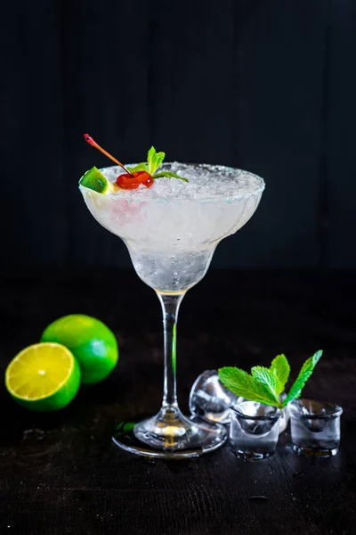 Witte Cocktail Met Kers Zwarte Achtergrond — Stockfoto
