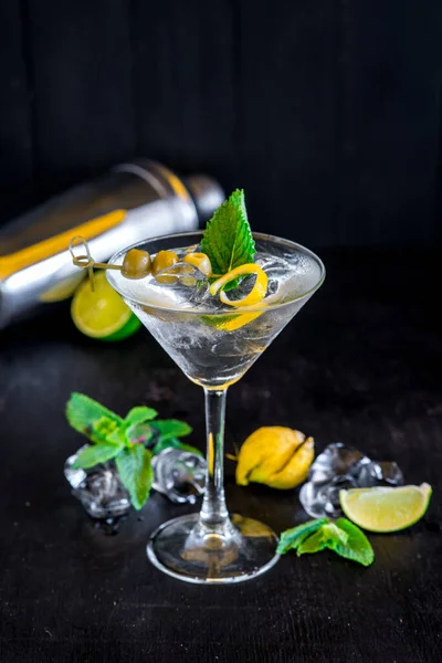 Cool Transparante Cocktail Met Olijven Zwarte Achtergrond — Stockfoto