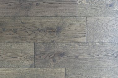 Koyu ahşap parke zemin. Kahverengi ahşap zemin, geniş doğal ahşap dokusuyla, zemin dikey düzeni kaplıyor..